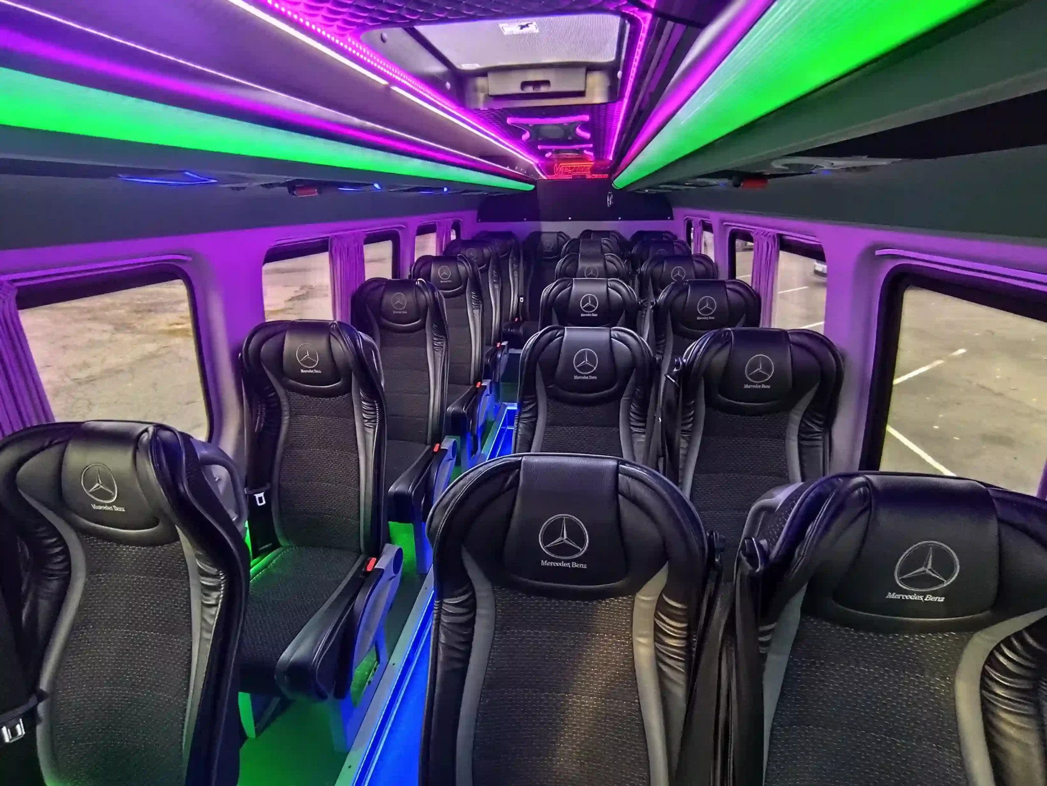 sprinter. Pronájem minibusu Ford Transit 8+1 s řidičem – Praha a okolíPraktický minibus pro menší skupiny do 8 osob. Ideální na letištní transfery, služební cesty, rodinné výlety a krátké jízdy po Praze a okolí.